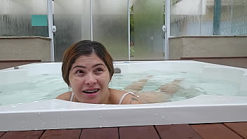 Na jacuzzi do hotel esperando pra ve se aparece algum homem casado afim de brincar