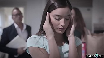 Brunetten teen chick blows her horny