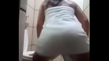 Luana safada mexendo a rabão de toalha