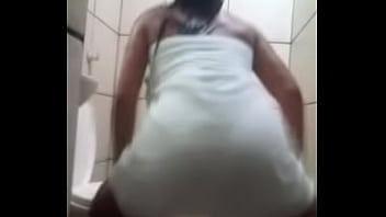 Luana safada mexendo a rabão de toalha