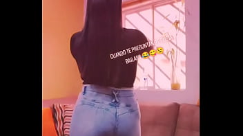 Hermosa tiktokers mostrando sus mejores atributos