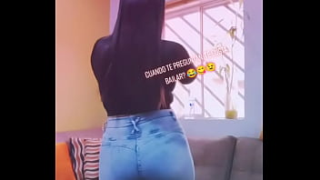 Hermosa tiktokers mostrando sus mejores atributos