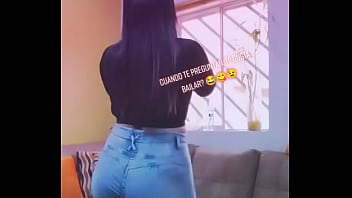 Hermosa tiktokers mostrando sus mejores atributos