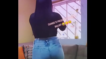 Hermosa tiktokers mostrando sus mejores atributos