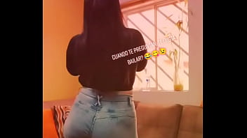 Hermosa tiktokers mostrando sus mejores atributos