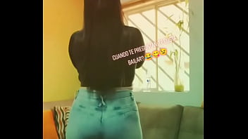 Hermosa tiktokers mostrando sus mejores atributos