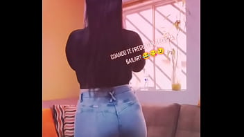 Hermosa tiktokers mostrando sus mejores atributos