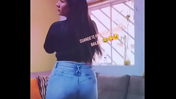 Hermosa tiktokers mostrando sus mejores atributos