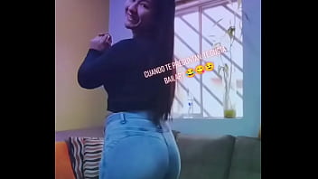 Hermosa tiktokers mostrando sus mejores atributos