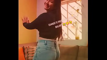 Hermosa tiktokers mostrando sus mejores atributos