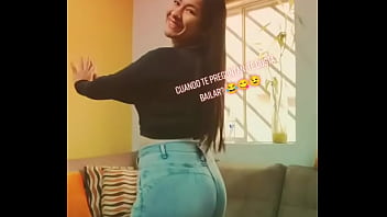 Hermosa tiktokers mostrando sus mejores atributos