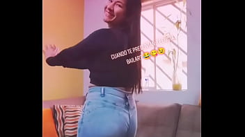 Hermosa tiktokers mostrando sus mejores atributos