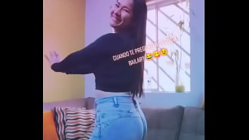 Hermosa tiktokers mostrando sus mejores atributos