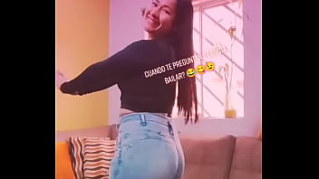 Hermosa tiktokers mostrando sus mejores atributos