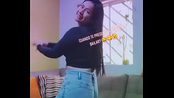 Hermosa tiktokers mostrando sus mejores atributos