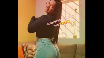 Hermosa tiktokers mostrando sus mejores atributos