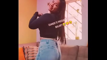 Hermosa tiktokers mostrando sus mejores atributos