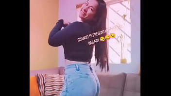 Hermosa tiktokers mostrando sus mejores atributos