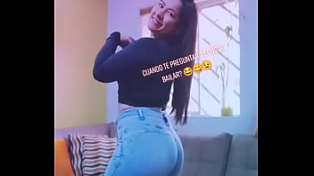 Hermosa tiktokers mostrando sus mejores atributos