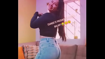 Hermosa tiktokers mostrando sus mejores atributos