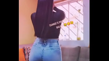 Hermosa tiktokers mostrando sus mejores atributos