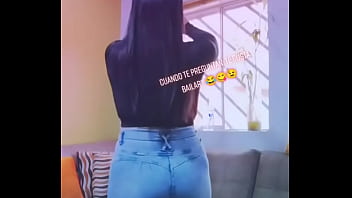 Hermosa tiktokers mostrando sus mejores atributos