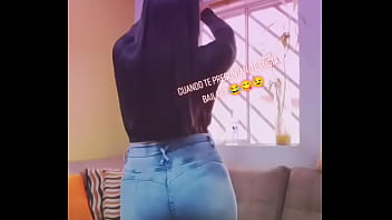 Hermosa tiktokers mostrando sus mejores atributos