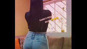 Hermosa tiktokers mostrando sus mejores atributos