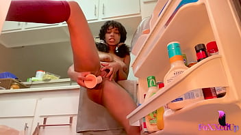 Luscious booty queen jenna foxx drills her trimmed pussy with a dildo