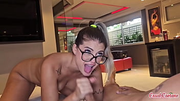 Minha bucetinha ficou toda rosinha de tanto que o safado dotado me macetou gozei muito na piroka grande e gostosa dele