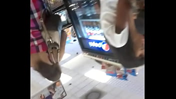 Upskirt esposa no mercado