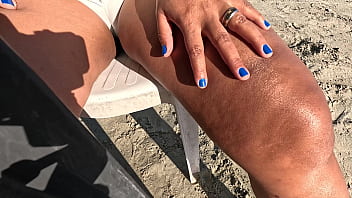 Cuspe e toma no foda anal em público na prai