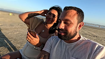 Cuspe e toma no foda anal em público na prai