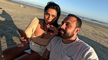 Cuspe e toma no foda anal em público na prai