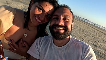 Cuspe e toma no foda anal em público na prai