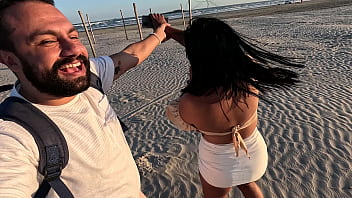 Cuspe e toma no foda anal em público na prai