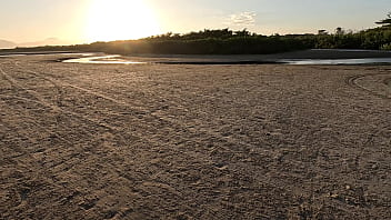 Cuspe e toma no foda anal em público na prai