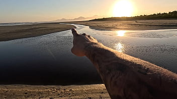 Cuspe e toma no foda anal em público na prai