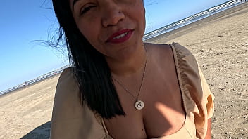 Cuspe e toma no foda anal em público na prai