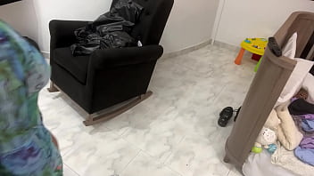 Sirvienta Voluptuosa Seduciendo Con Su Belleza Al Cambiarse thumbnail