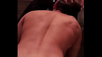 Pruebo el culazo de mi mejor amigo por primera vez luego que llegamos del bar