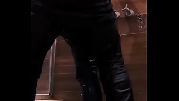 Pruebo el culazo de mi mejor amigo por primera vez luego que llegamos del bar