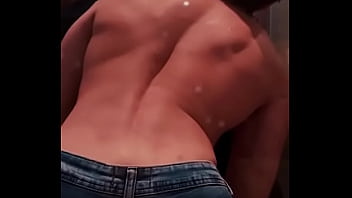 Pruebo el culazo de mi mejor amigo por primera vez luego que llegamos del bar