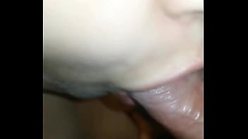 Le ofrezco 100 mil pesos a la vecina y me deja llenarle el coño de leche