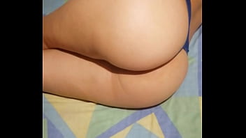 Le ofrezco 100 mil pesos a la vecina y me deja llenarle el coño de leche