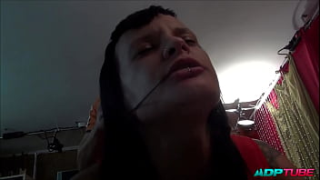 Me meto un dildo probando la silla consolador y me revientan el culo