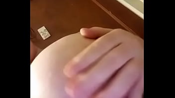 Empleado de oficina jugando con sus tetas en el baño en el trabajo