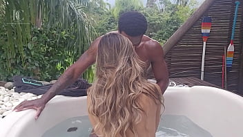 Fudendo a gata intensamente ao ar livre na hidro video complero em xvideosred ou sheer link no banner do perfil subscreva se no perfil