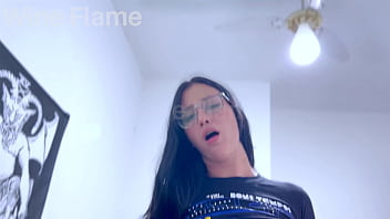 Ele ficou me provocando então parei de jogar para sentar gostoso