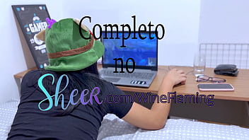 Ele ficou me provocando então parei de jogar para sentar gostoso Ele ficou me provocando então parei de jogar para sentar gostoso